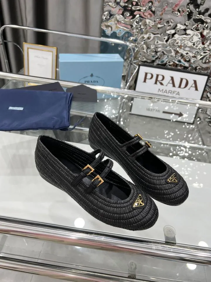 👟👟Ex-factory price 660👟👟 25ss ❤❤PRADA new summer espadrille shoes PRAD summer limited Prada espadrille shoes This time, the ballet shoe silhouette reinterprets the classic from a new seasonal perspective. Prada's summer style reflects the brand's ever-evolving aesthetic 🔥 Softly deconstructed flat silhouettes 🔥 Rooted in a new concept of formal style. 🔥Female elements are reinterpreted with a light attitude, and natural materials enhance the seasonal atmosphere. 🔥Add texture and lazy elegance. The entire pair of shoes has 3888 holes with intricate workmanship. The imported raffia is all hand-woven. The original version is made 1:1. Sizes 35-41 (no rush orders!!!)